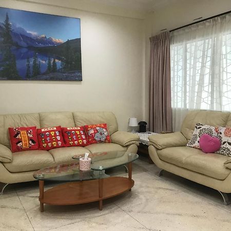 Carols Guesthouse Near Jonker And Satay Celup Malacca エクステリア 写真